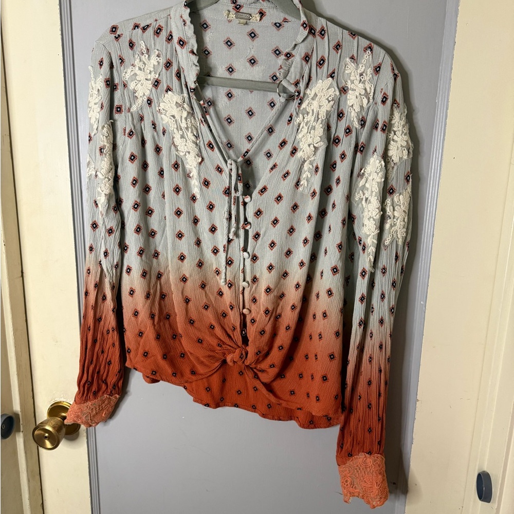 Gimmicks by BKE Gray Rust Ombré Patterned Blouse with Lace Details